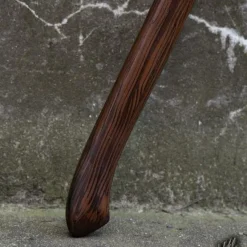 Epic Armoury LARP Roestige Maaihaak, Rood -Larp wapens Winkel larp roestige maaihaak rood 3