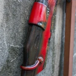 Epic Armoury LARP Roestige Maaihaak, Rood -Larp wapens Winkel larp roestige maaihaak rood 4